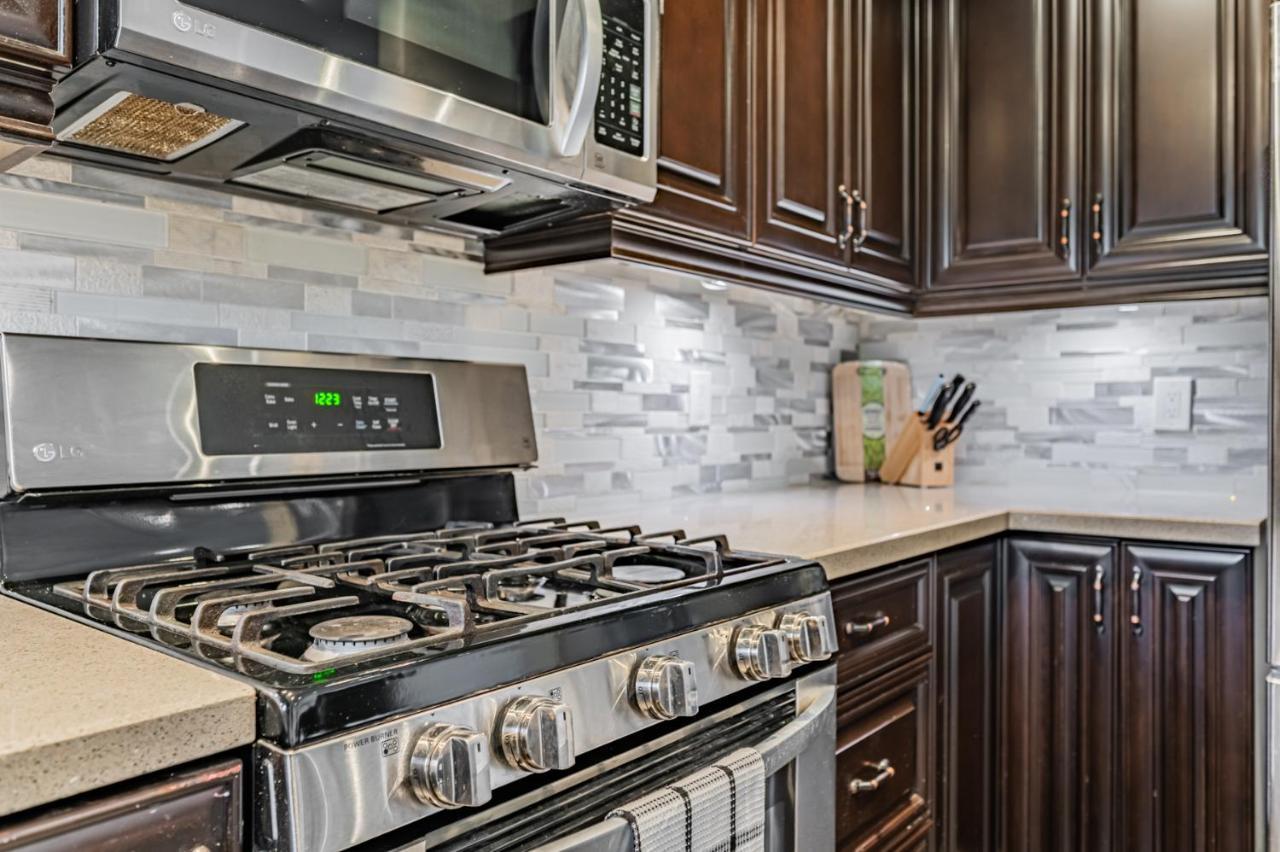 Beautiful Property In Downtown Core Close To Subway Station! Toronto Exterior foto